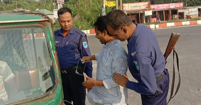 পুলিশের চেকপোস্ট